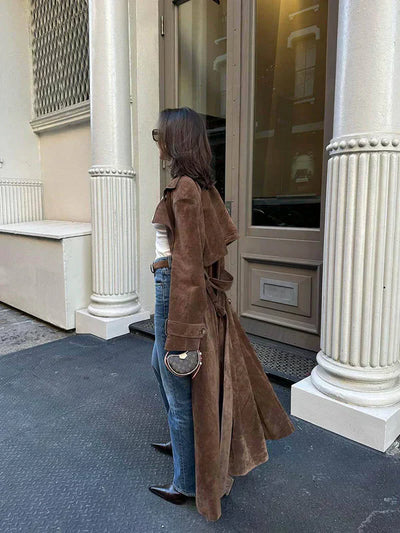 Geneviève | Suède trenchcoat met tijdloze finesse