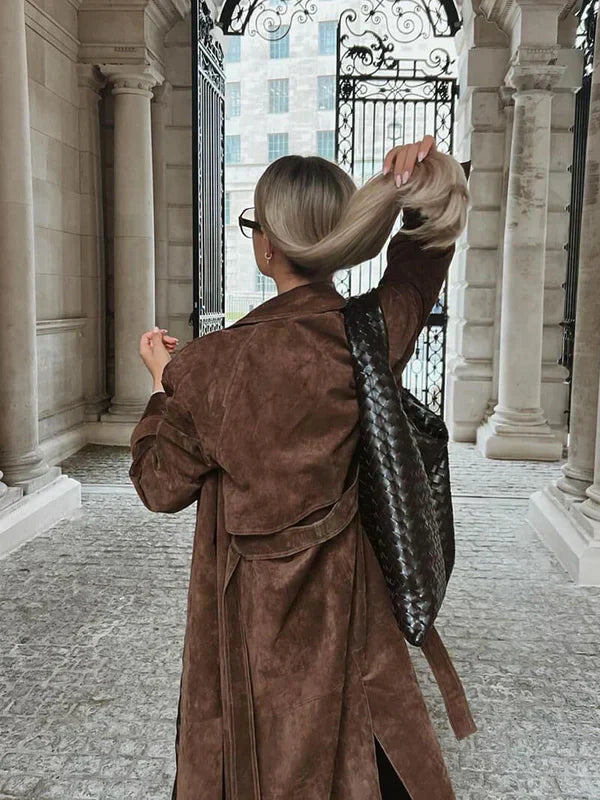 Geneviève | Suède trenchcoat met tijdloze finesse
