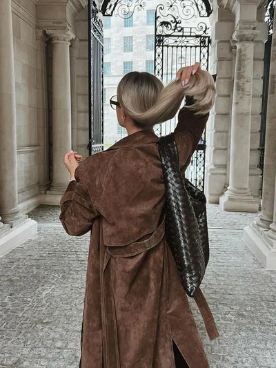 Geneviève | Suède trenchcoat met tijdloze finesse